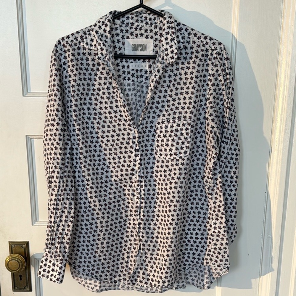 Grayson Women’s Navy and Red Flower Print Button Down size 3/Medium
